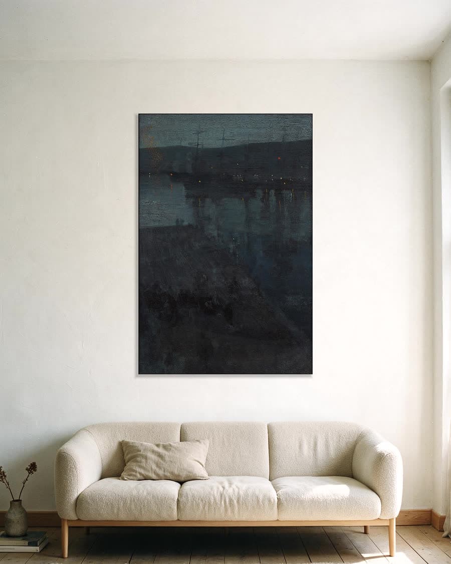 Nachtelijke reflecties in een aluminium frame aan dezelfde muur