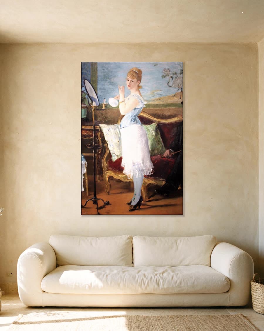 Nana in een aluminium frame aan dezelfde muur