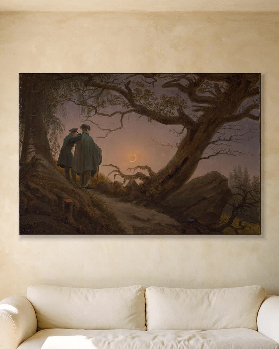 Twee mannen die de maan beschouwen in een aluminium frame aan dezelfde muur