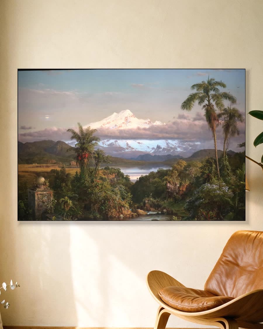 De besneeuwde top van Cayambe in een aluminium frame aan dezelfde muur