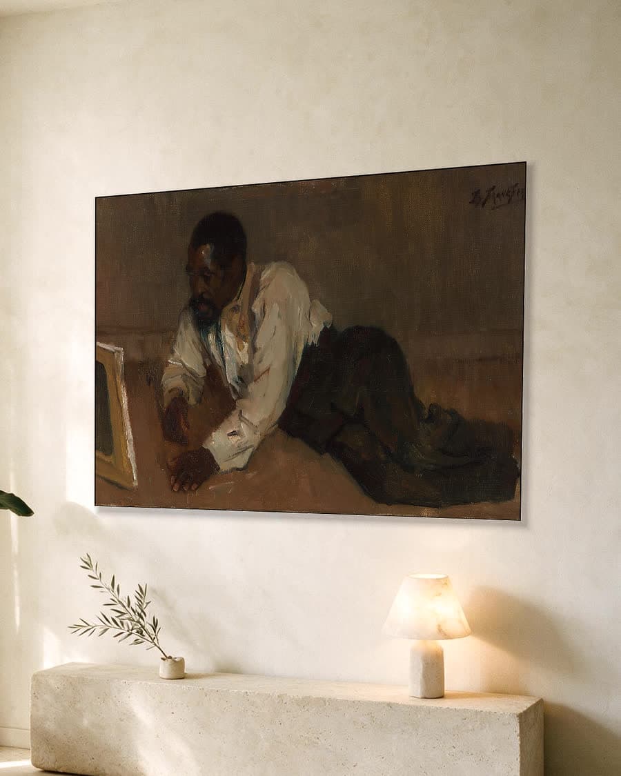 Nieuwsgierig in een aluminium frame aan dezelfde muur