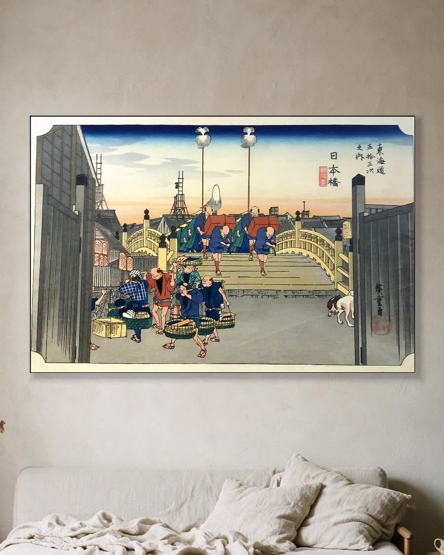 Nihonbashi (De drieënvijftig stations van de Tōkaidō) in een aluminium frame aan dezelfde muur