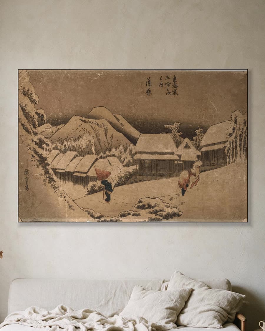 Kanbara: avondsneeuw in een aluminium frame aan dezelfde muur