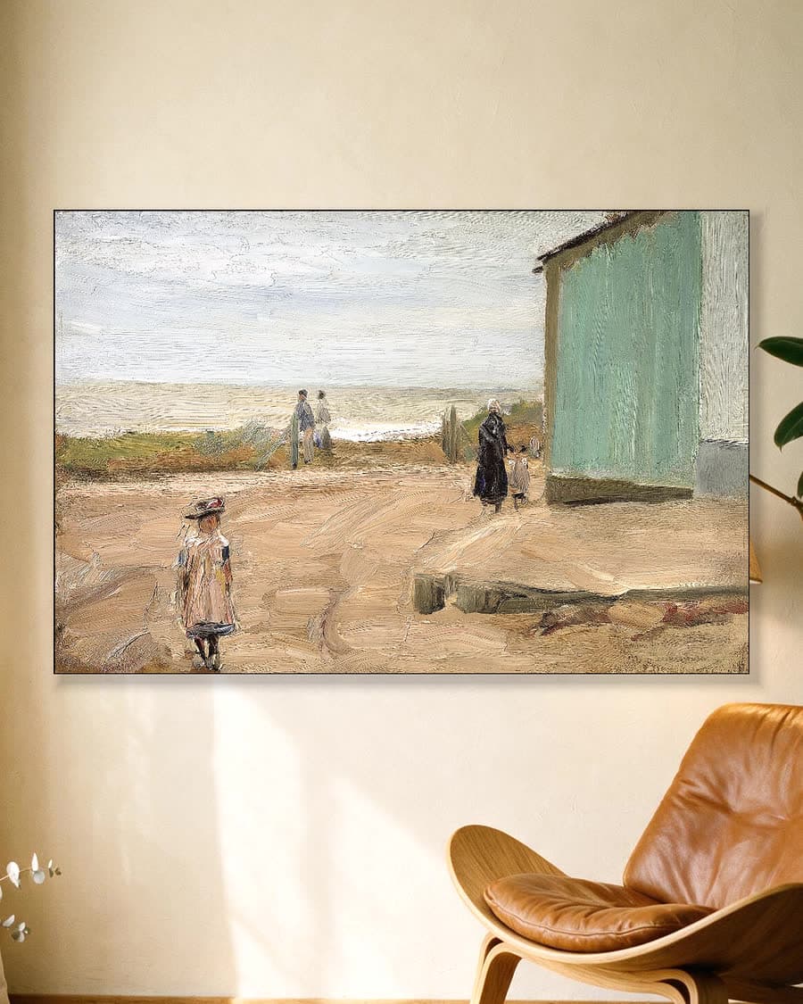 Aan het strand van Noordwijk, 1908 in een aluminium frame aan dezelfde muur