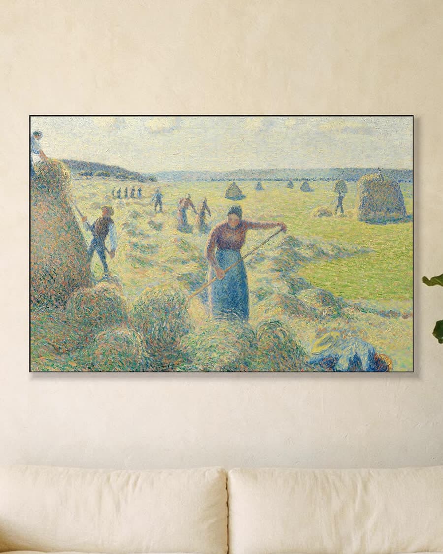 De hooioogst, Éragny in een aluminium frame aan dezelfde muur