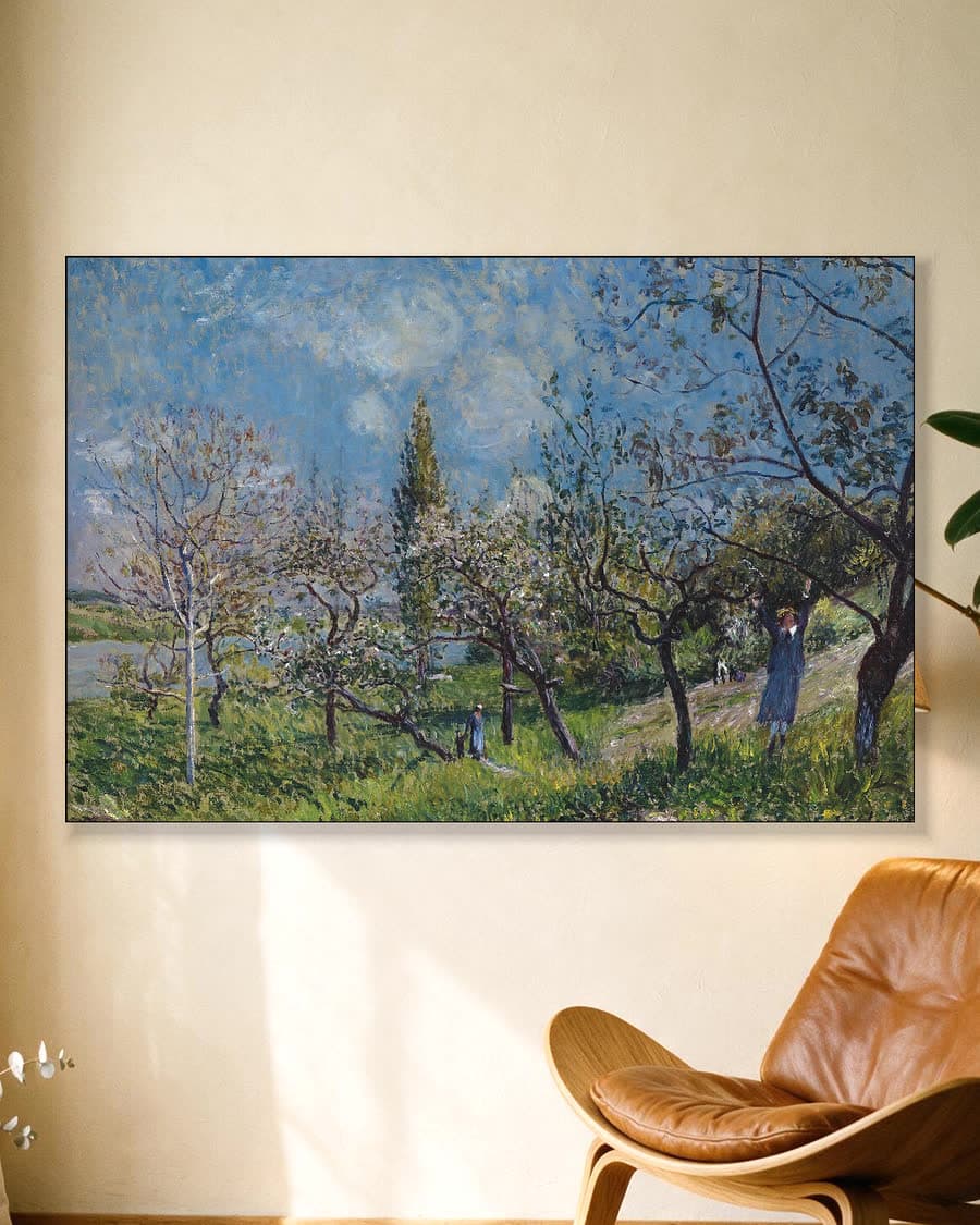 Een boomgaard in de lente in een aluminium frame aan dezelfde muur