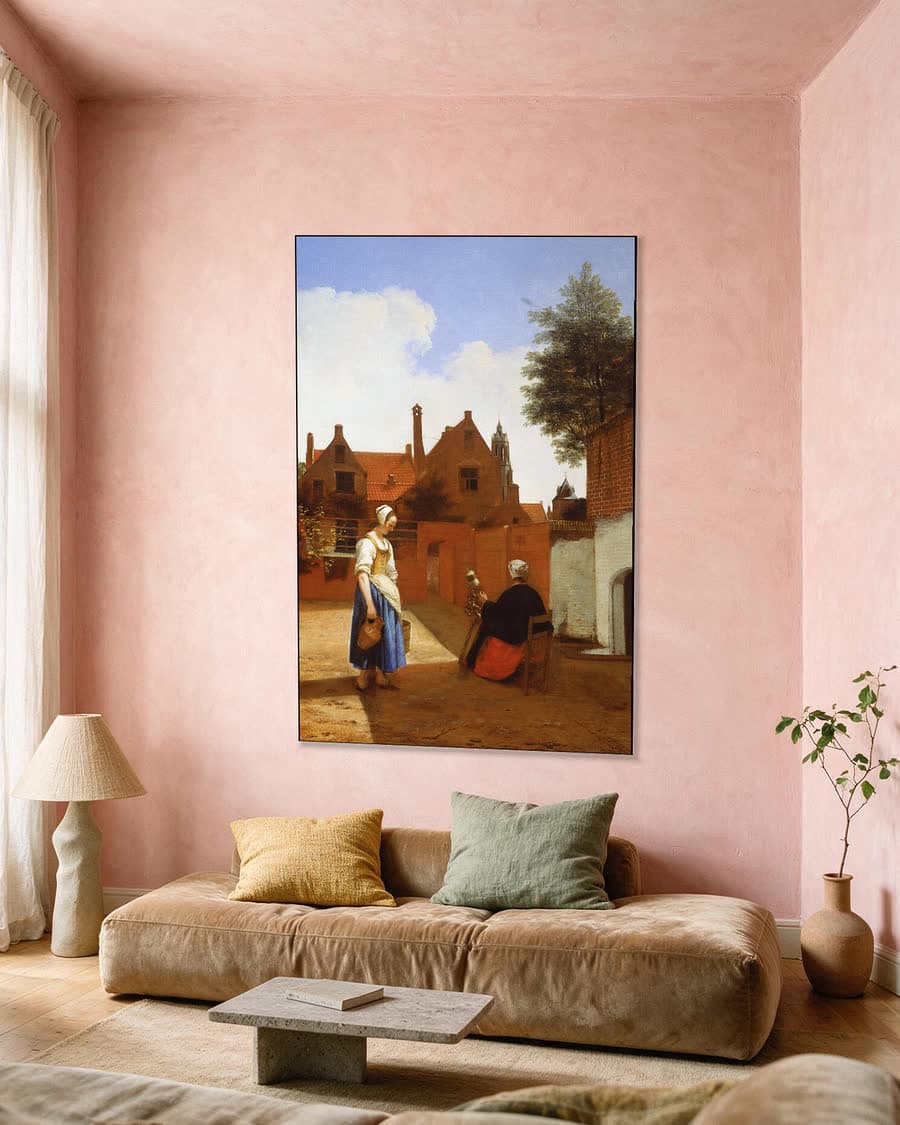 Binnenplaats in Delft bij avond, een spinster in een aluminium frame aan dezelfde muur