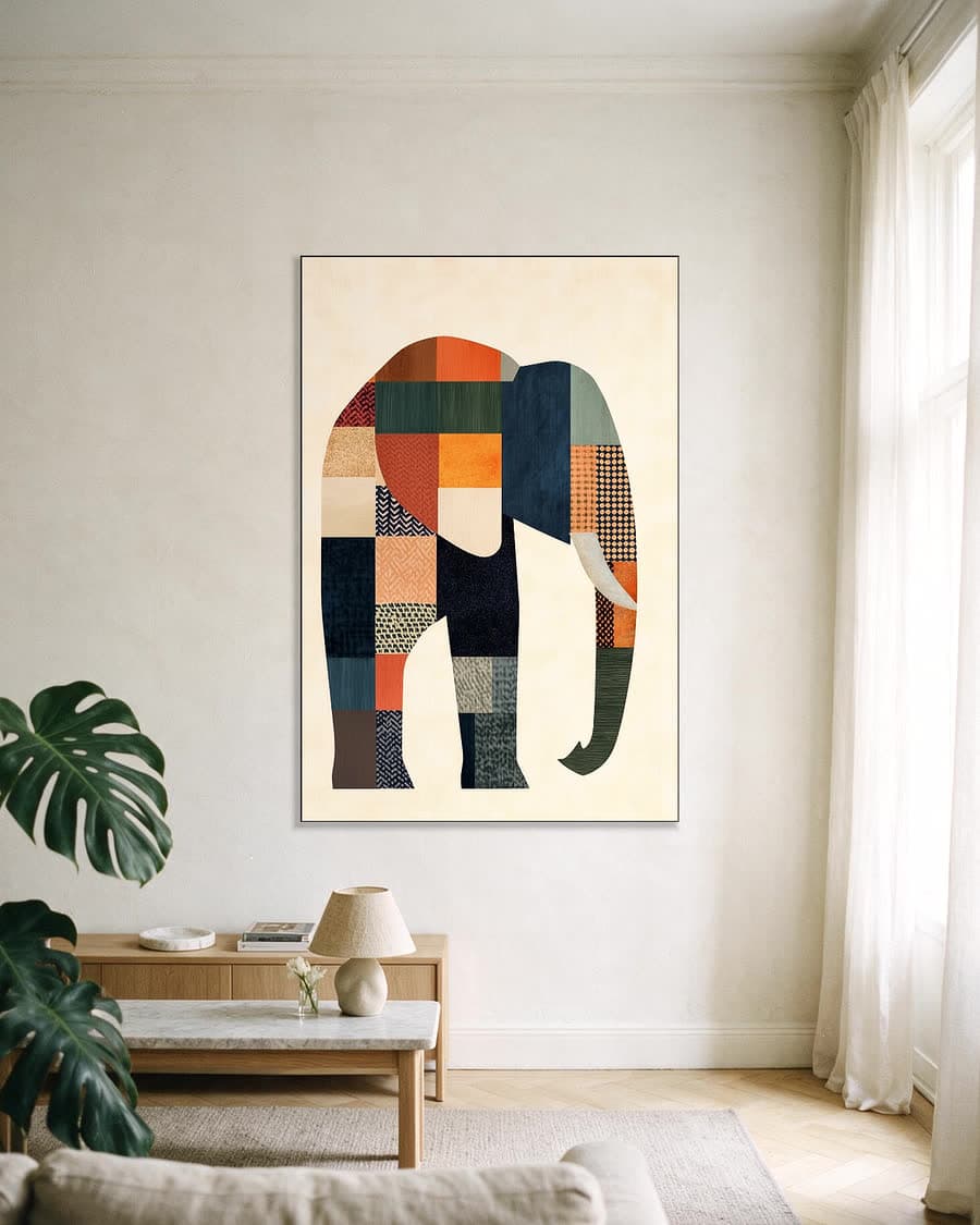 Olifant van lappen in een aluminium frame aan dezelfde muur