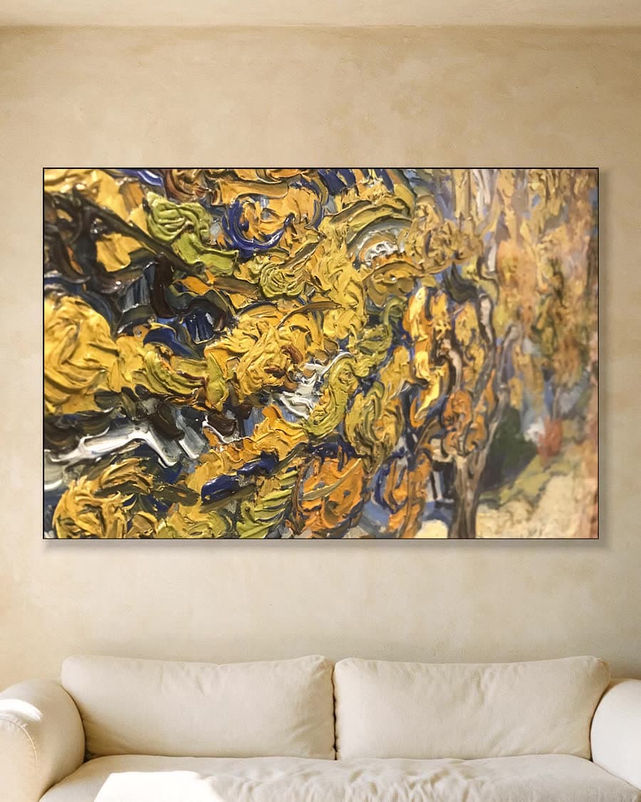 De moerbeiboom in een aluminium frame aan dezelfde muur