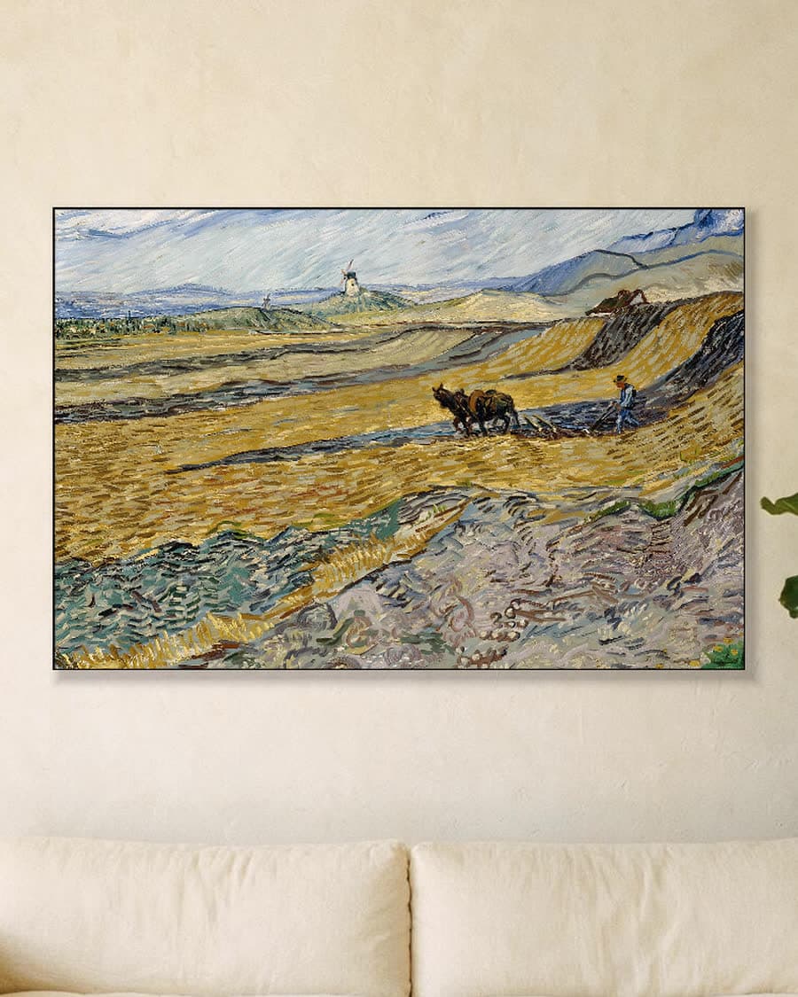 Omheind veld met ploeger in een aluminium frame aan dezelfde muur