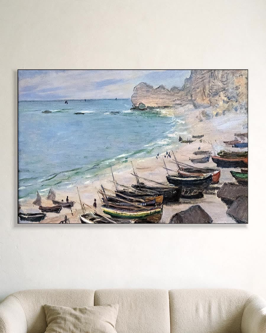 Boten op het strand bij Étretat in een aluminium frame aan dezelfde muur