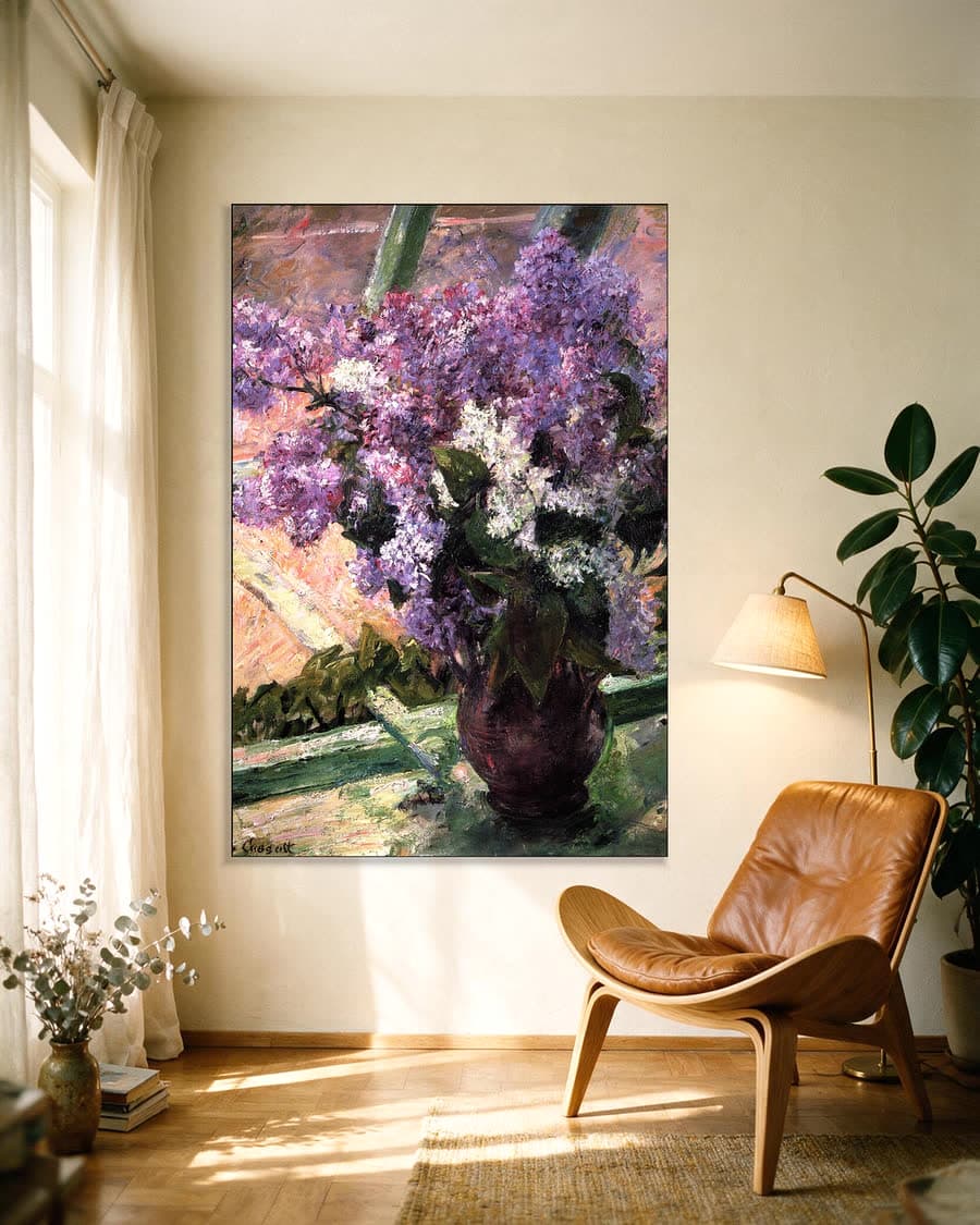 Lilacs in a Window (1880-83) in een aluminium frame aan dezelfde muur