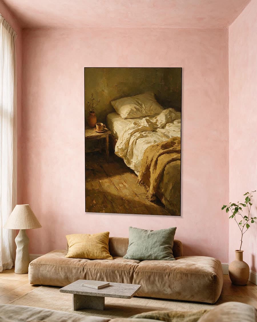 Onopgemaakt bed in een aluminium frame aan dezelfde muur
