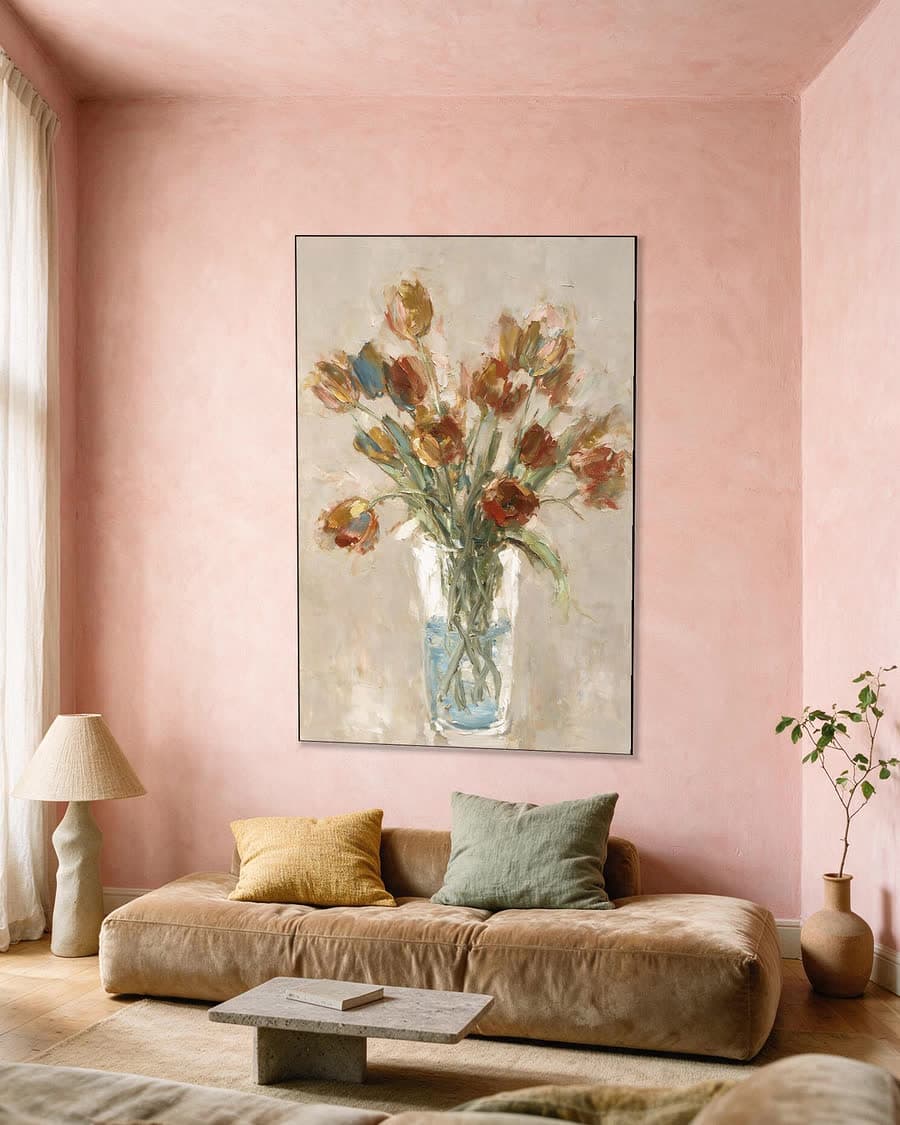Tulpen in een vaas van glas in een aluminium frame aan dezelfde muur