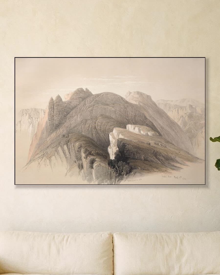 Oosters bergpanorama in een aluminium frame aan dezelfde muur