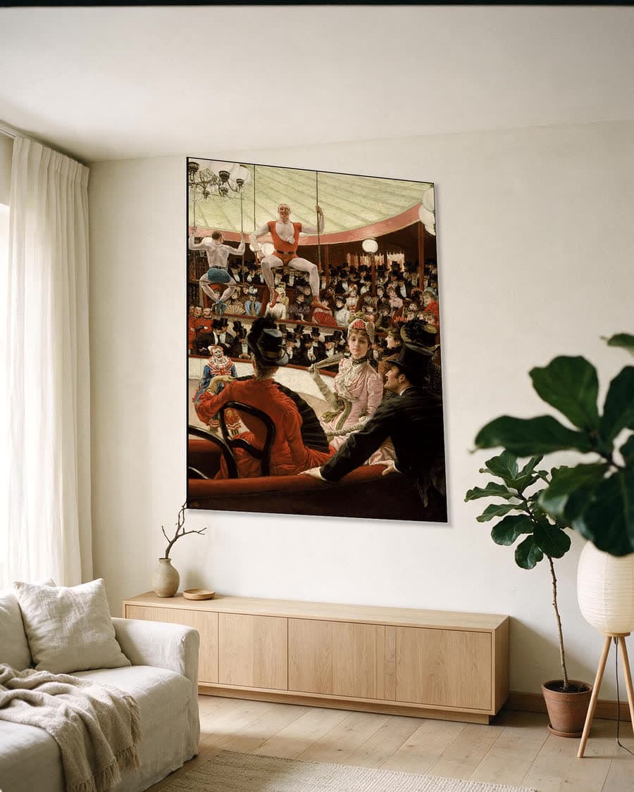 De circusliefhebster in een aluminium frame aan dezelfde muur