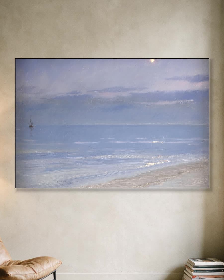 Het strand van Skagen in maanlicht in een aluminium frame aan dezelfde muur