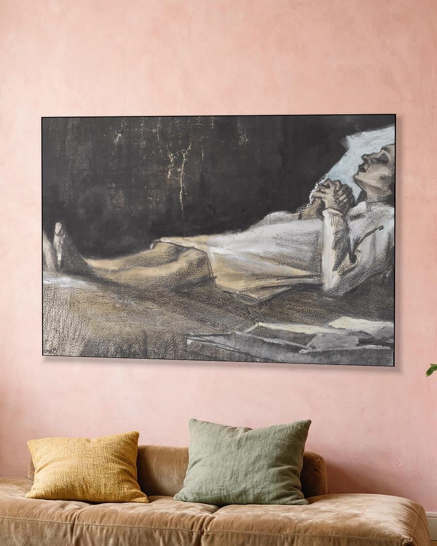 Opgebaarde vrouw 1883 in een aluminium frame aan dezelfde muur