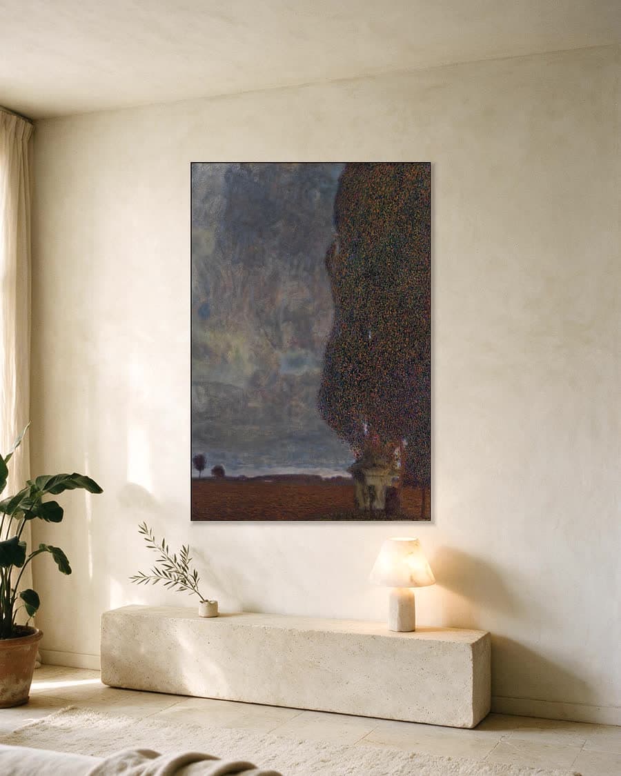 Opkomend onweer (De grote populier II) in een aluminium frame aan dezelfde muur
