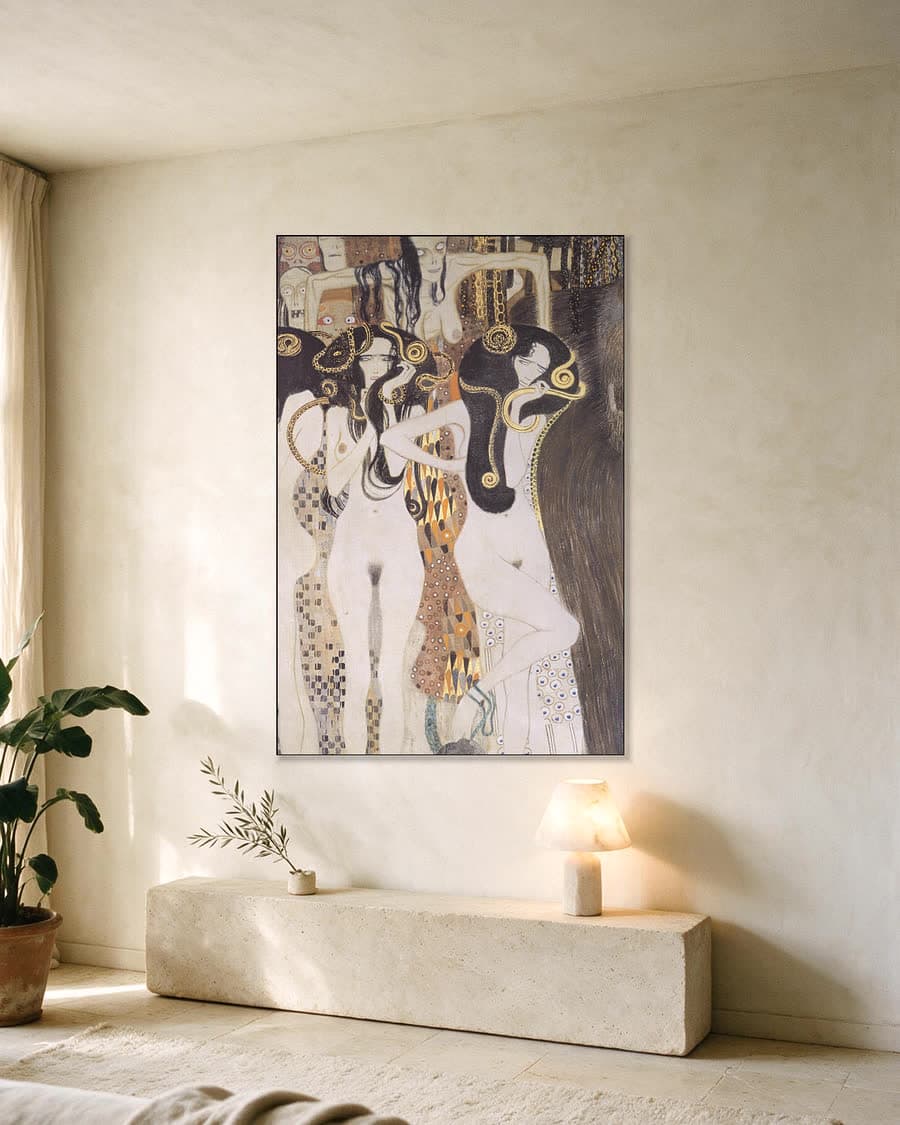 De Gorgonen en Typhoeus in een aluminium frame aan dezelfde muur