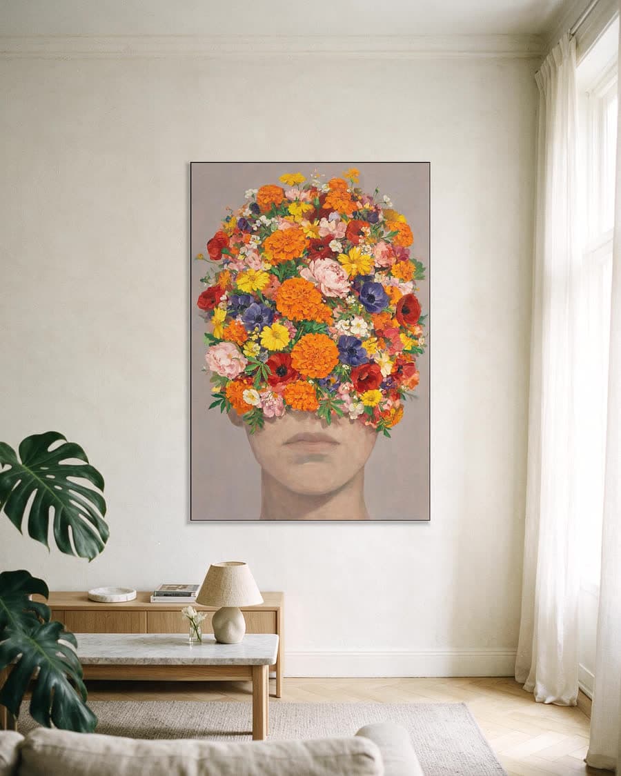 Aangesneden kop in een aluminium frame aan dezelfde muur
