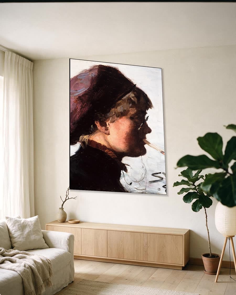 Julia Stromberg in een aluminium frame aan dezelfde muur