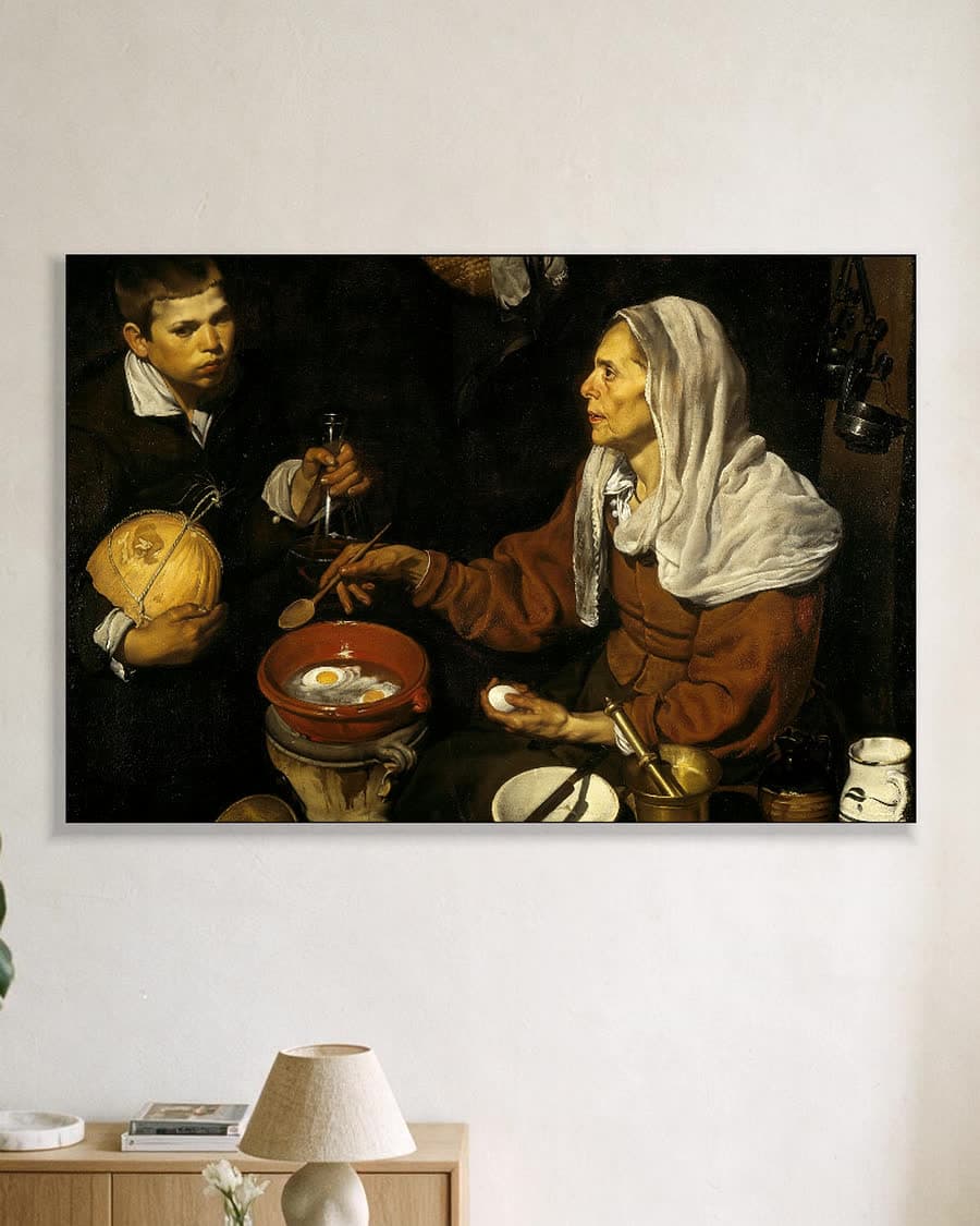 Oude Vrouw die Eieren Bakt in een aluminium frame aan dezelfde muur