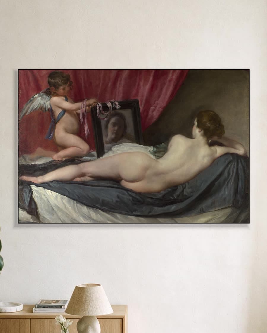 Venus voor de Spiegel in een aluminium frame aan dezelfde muur