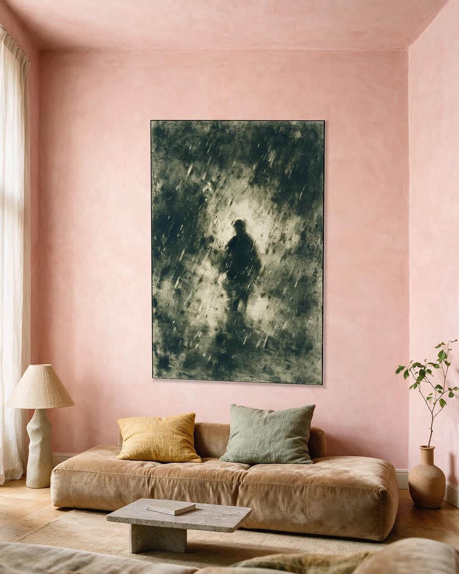 Figuur in de regen in een aluminium frame aan dezelfde muur