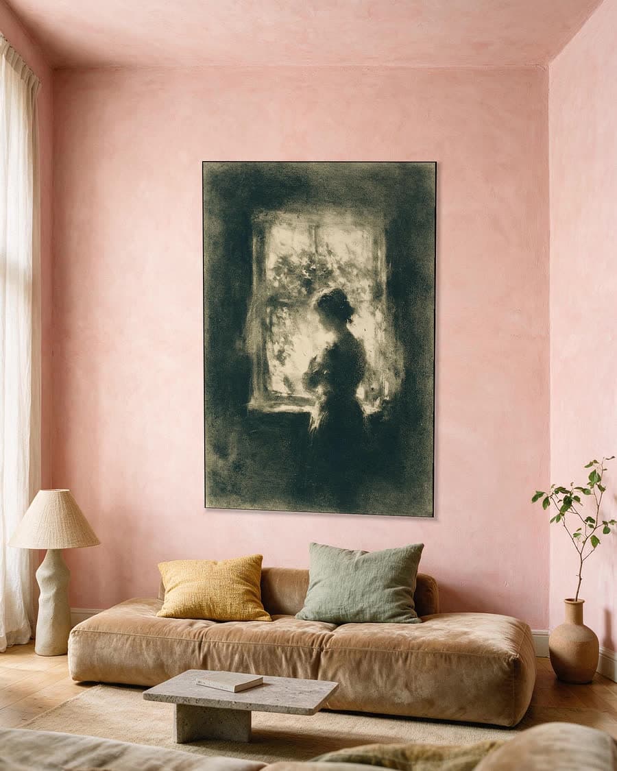 Vrouw bij het raam in een aluminium frame aan dezelfde muur
