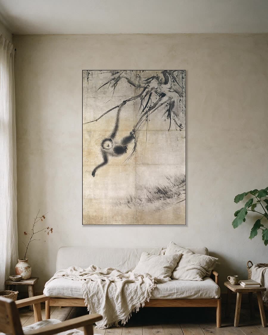 Aap hangend aan een tak in een aluminium frame aan dezelfde muur