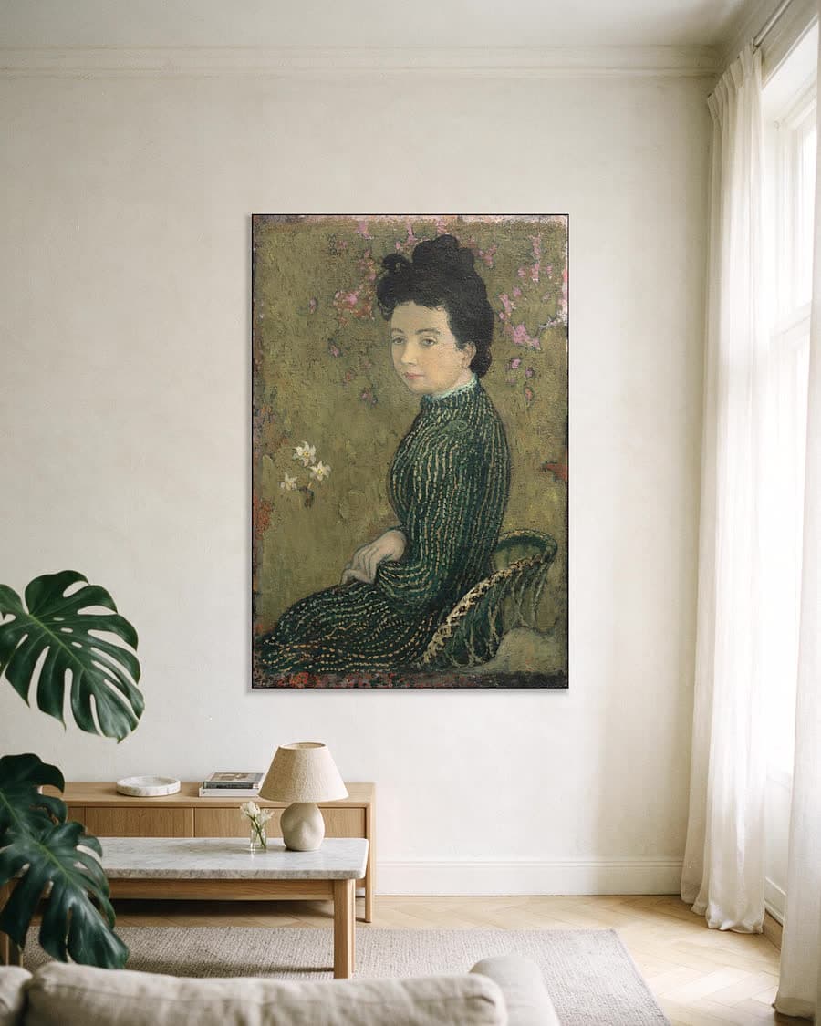 Eva Meurier in een groene jurk in een aluminium frame aan dezelfde muur