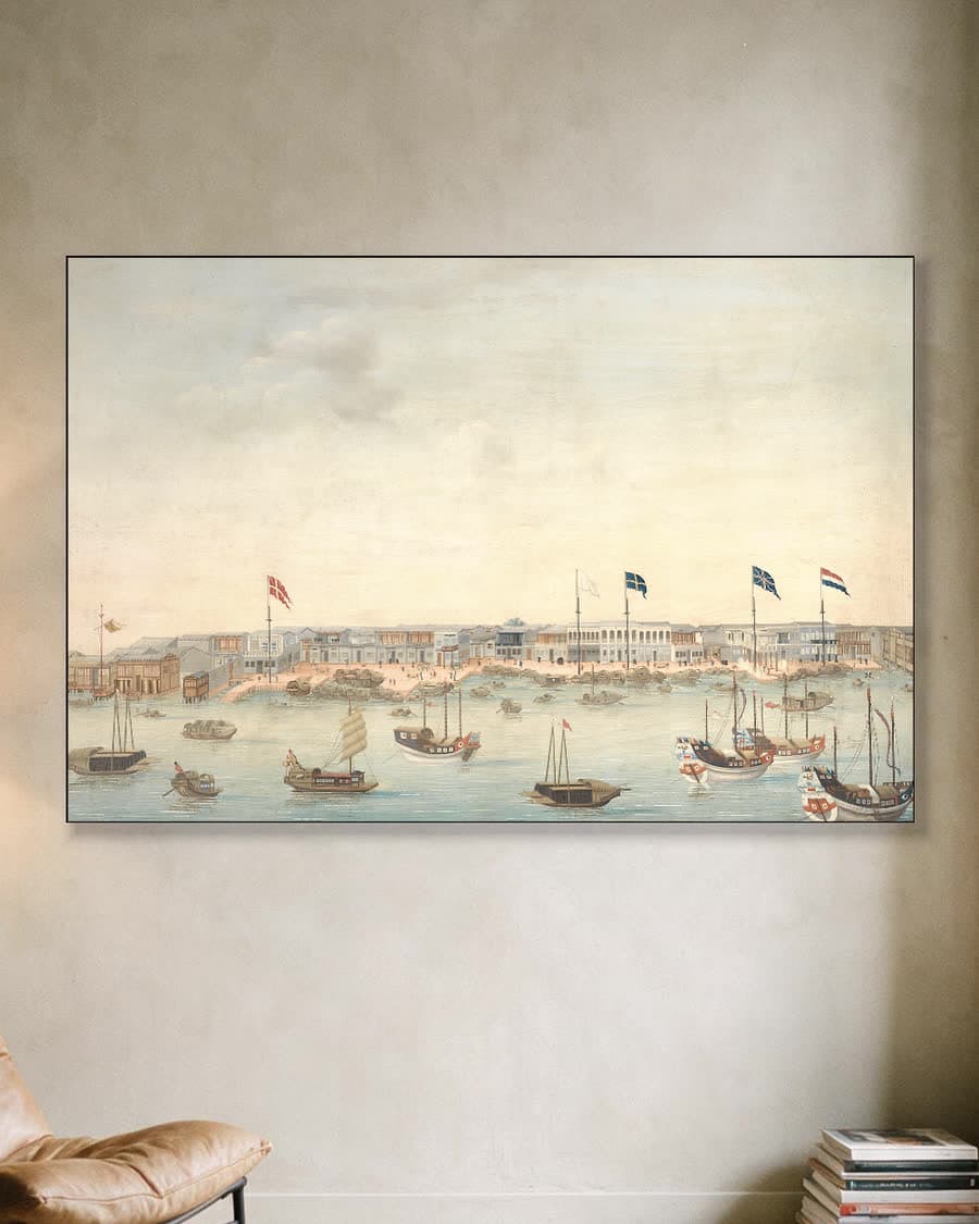 Gezicht op de rede van Kanton in een aluminium frame aan dezelfde muur