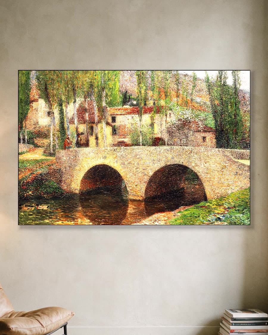 Dorpsgezicht met stenen brug in een aluminium frame aan dezelfde muur