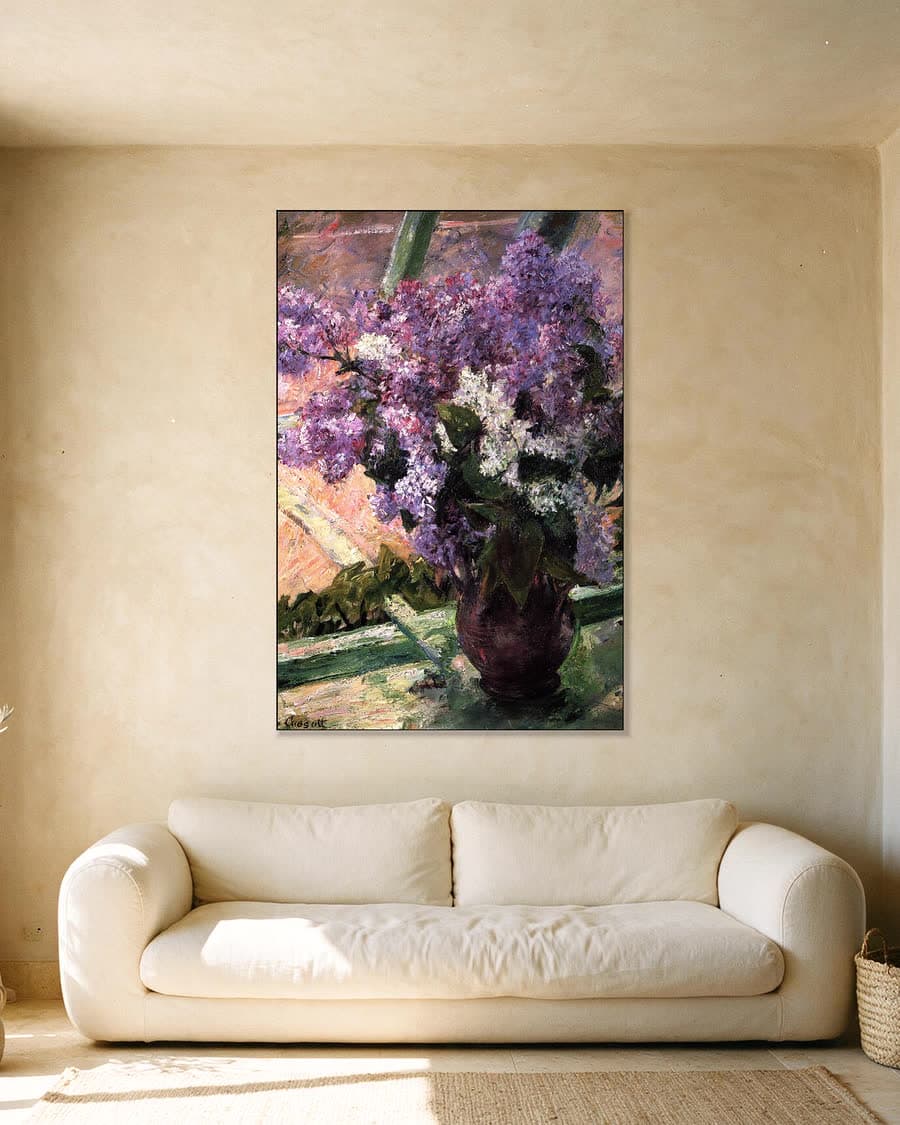 Lilacs in a Window (1880-83) in een aluminium frame aan dezelfde muur