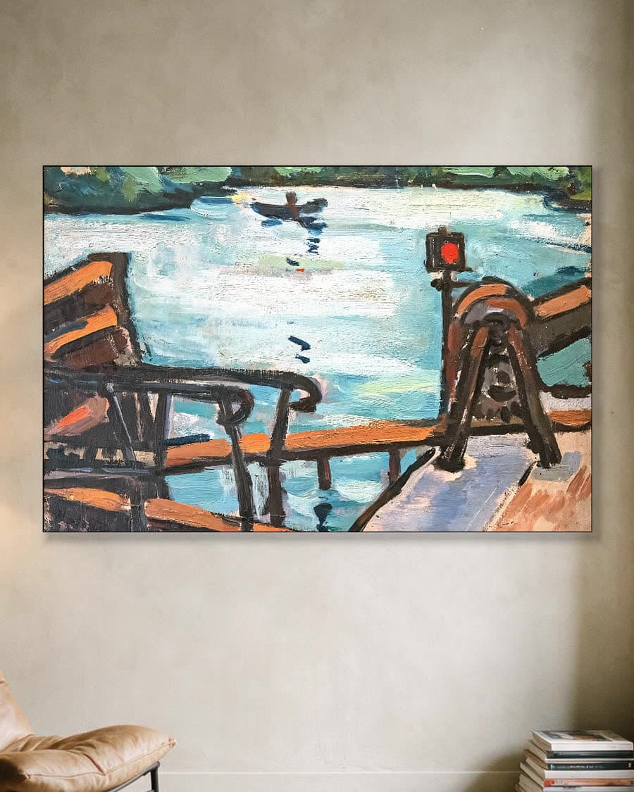 Boot op de rivier in een aluminium frame aan dezelfde muur
