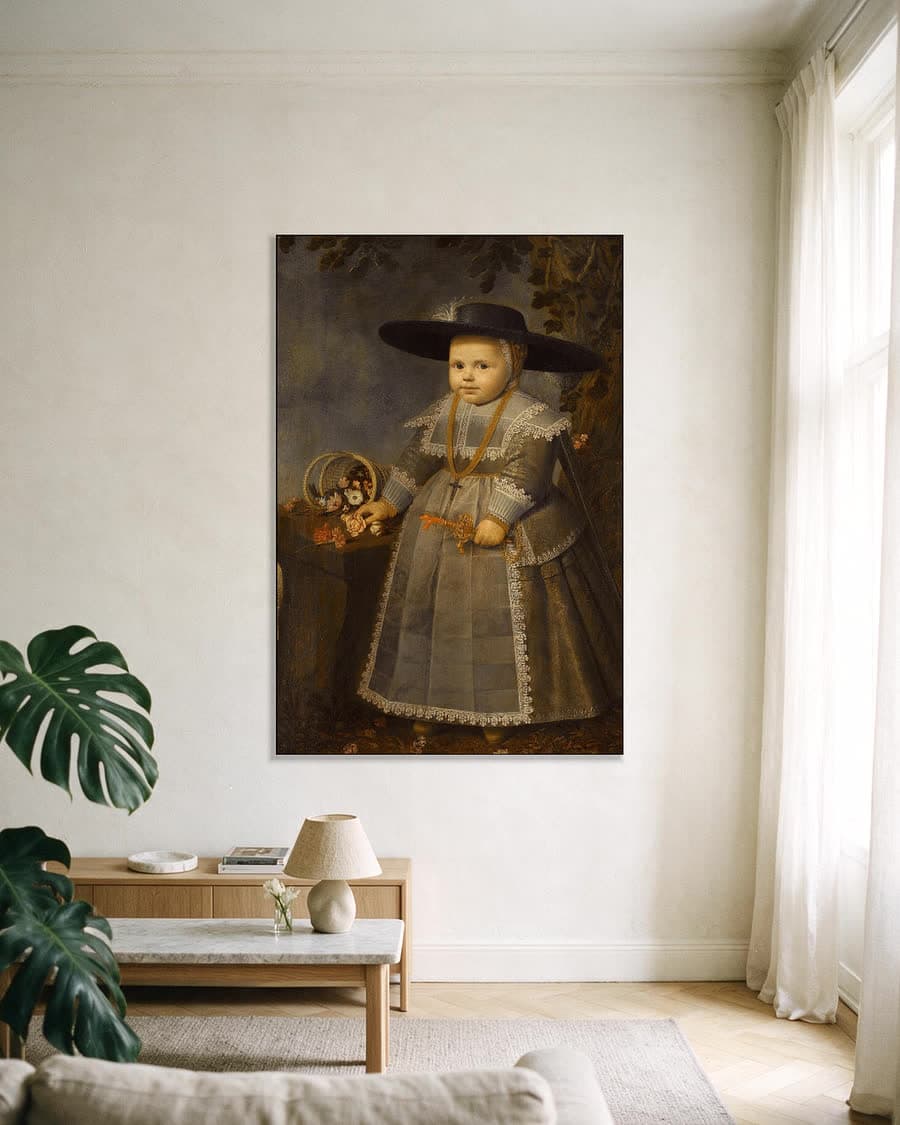 Portret van een jongen in een aluminium frame aan dezelfde muur
