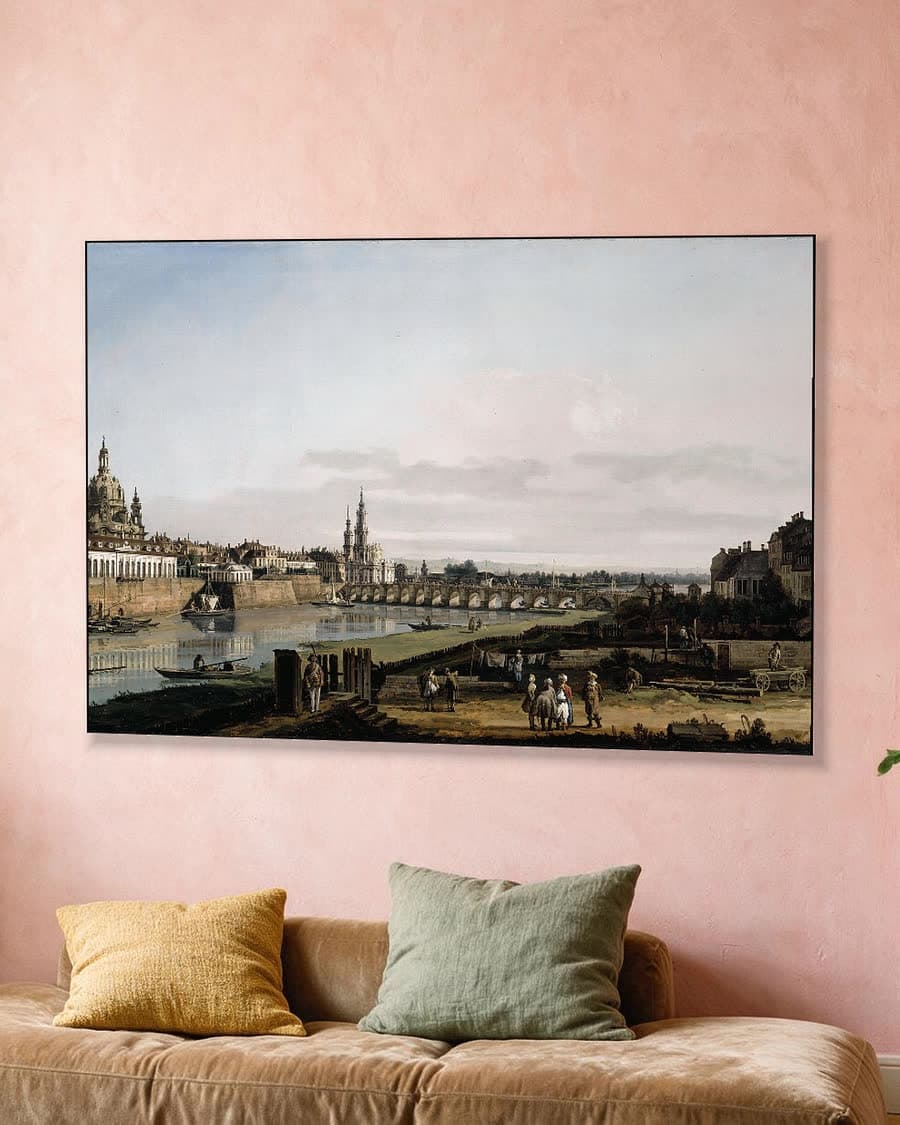 Dresden vanaf de rechter Elbeoever met de Augustusbrug in een aluminium frame aan dezelfde muur