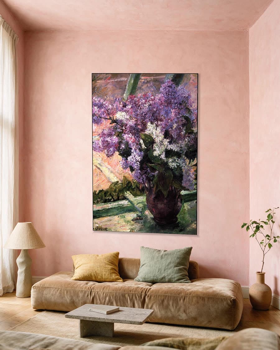 Lilacs in a Window (1880-83) in een aluminium frame aan dezelfde muur