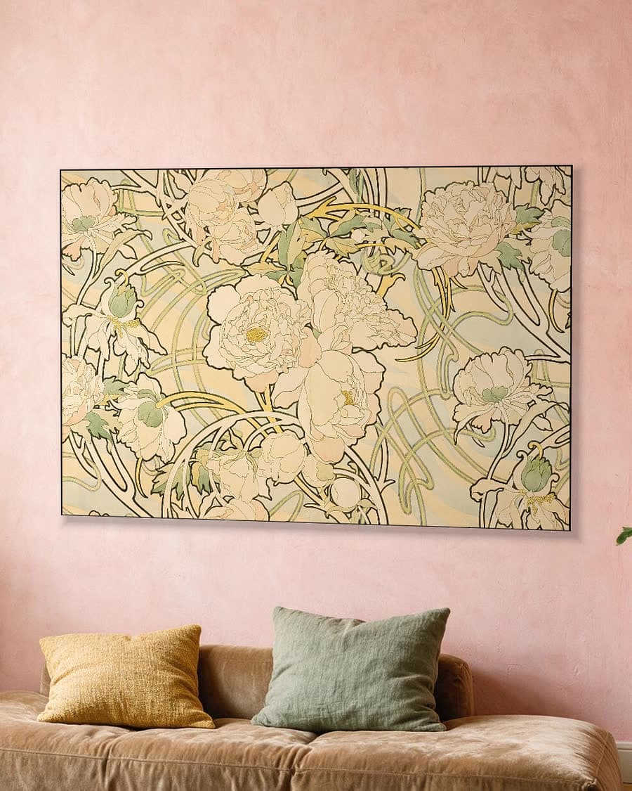Pioenrozen in een aluminium frame aan dezelfde muur