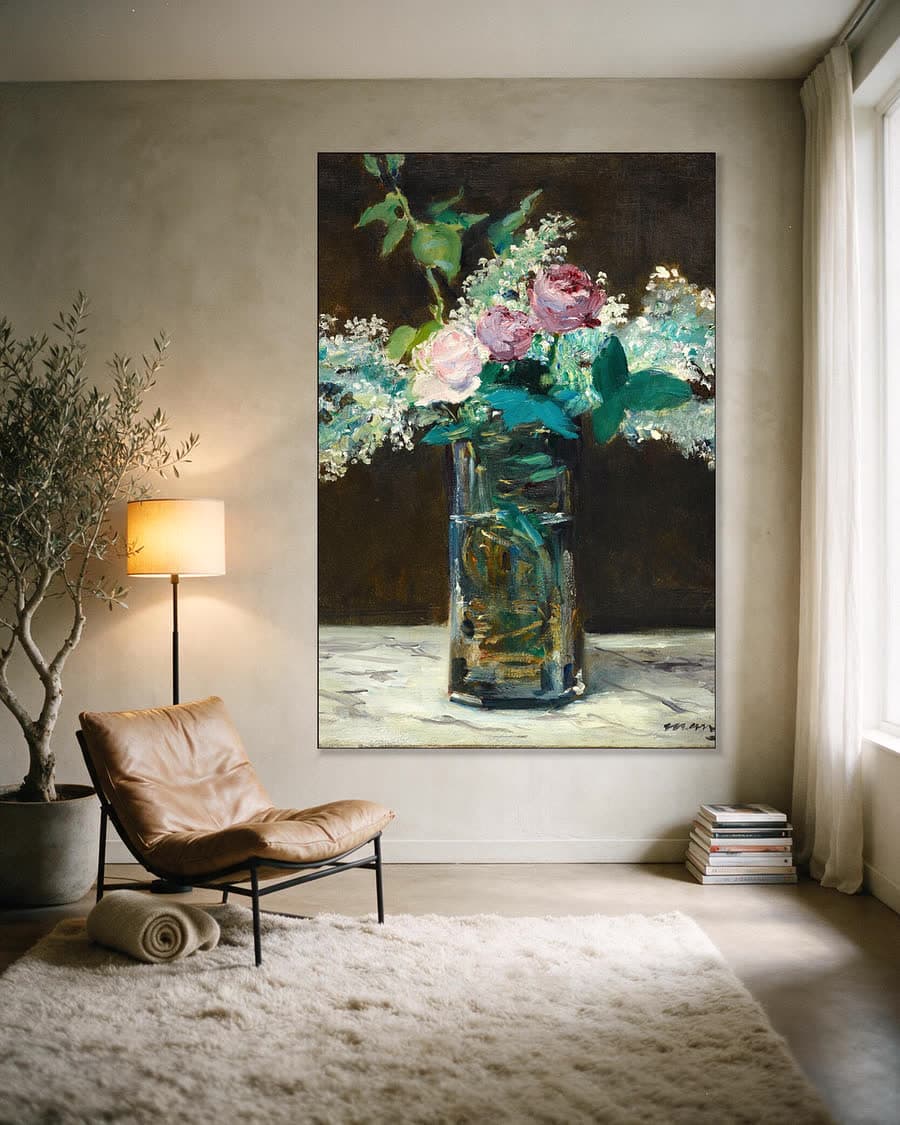 Vaas met witte seringen en rozen in een aluminium frame aan dezelfde muur