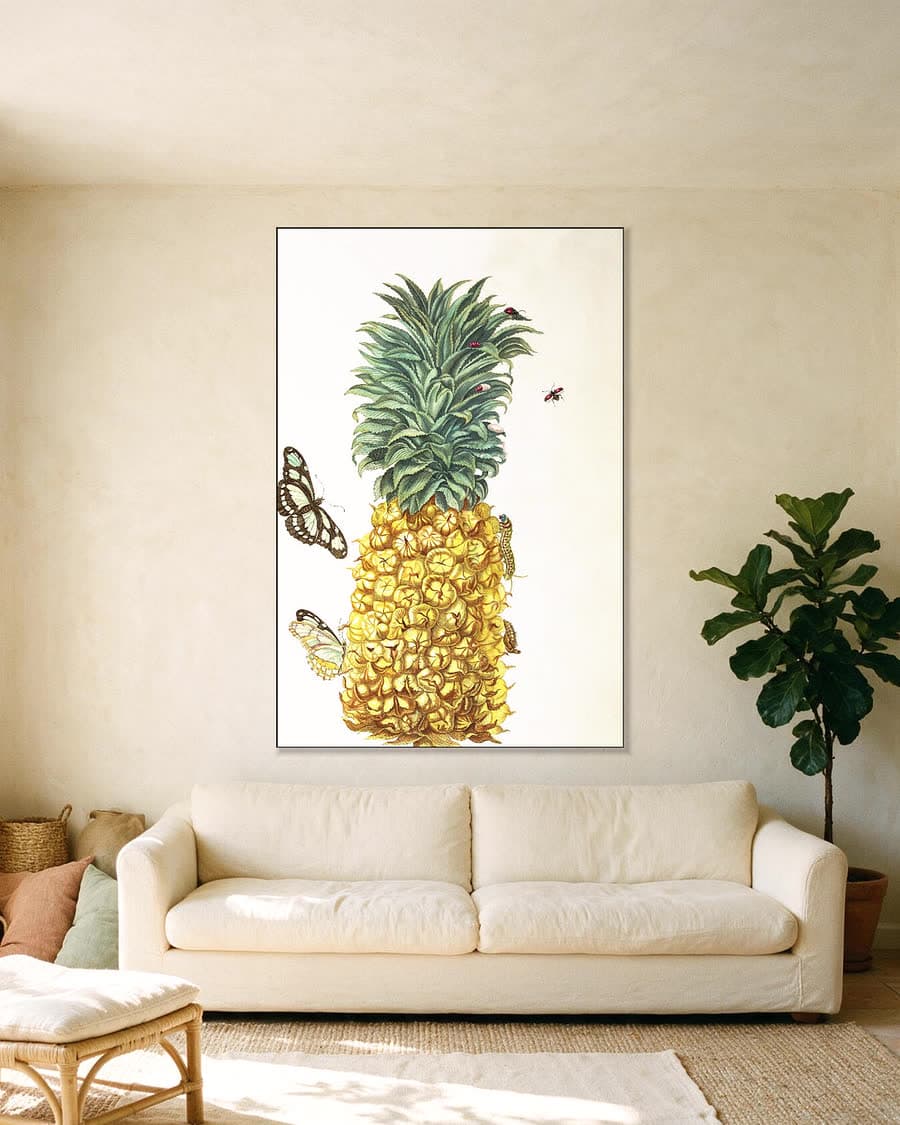 Plaat uit Metamorphosis (ananas met vlinders) in een aluminium frame aan dezelfde muur