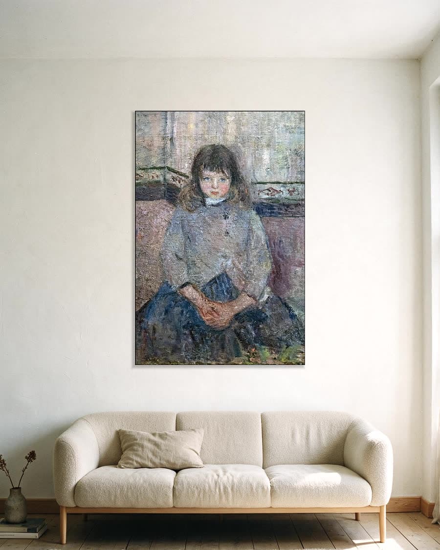 Portret van Félix in een jurkje in een aluminium frame aan dezelfde muur