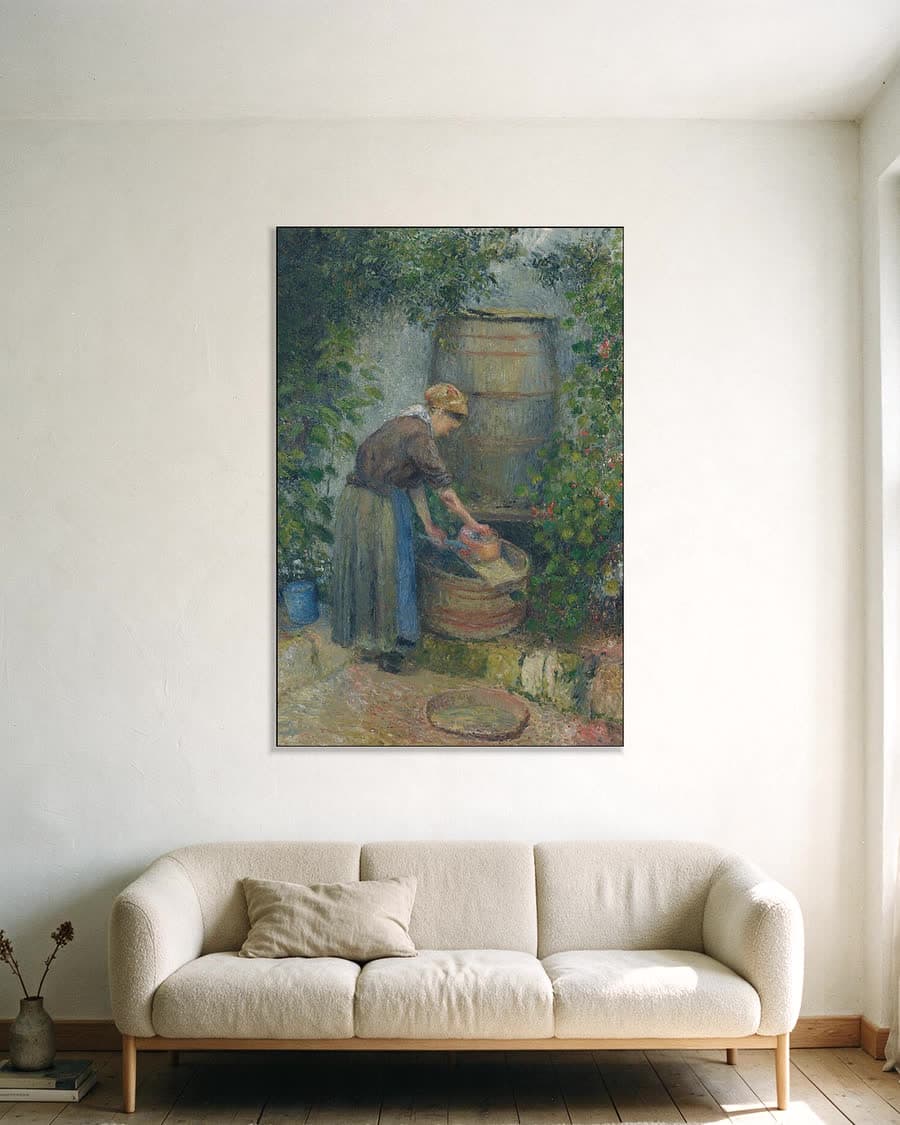Vrouw die een pan wast in een aluminium frame aan dezelfde muur