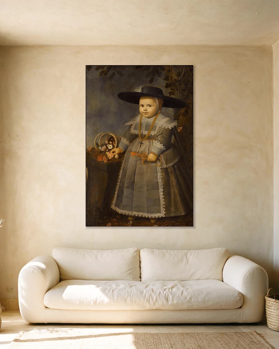 Portret van een jongen in een aluminium frame aan dezelfde muur