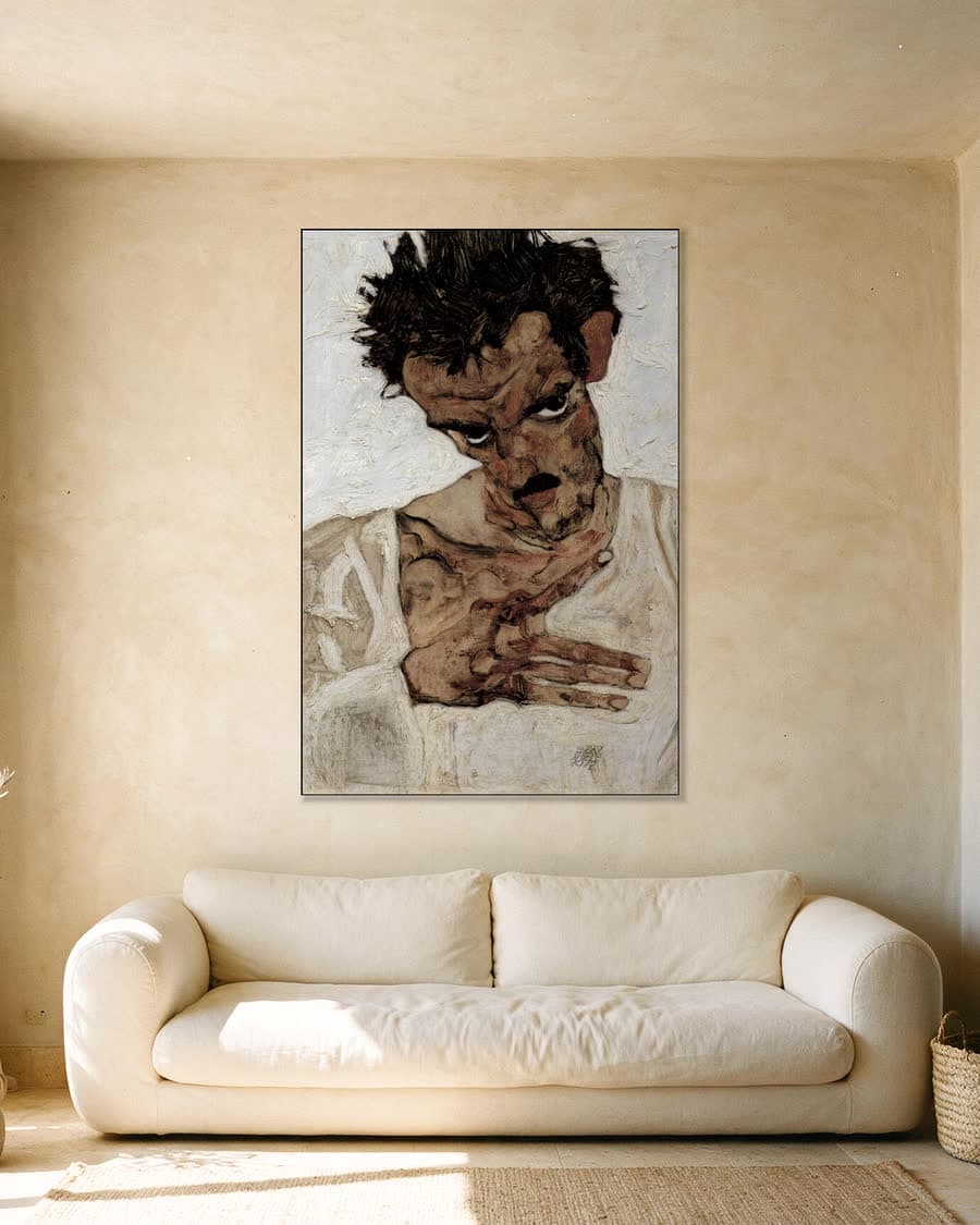 Zelfportret met gebogen hoofd in een aluminium frame aan dezelfde muur