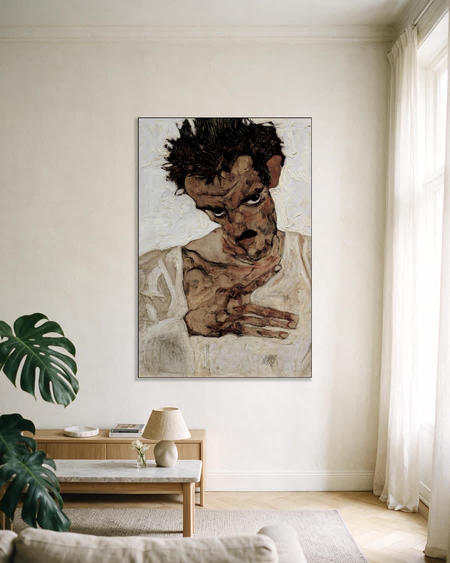 Zelfportret met gebogen hoofd in een aluminium frame aan dezelfde muur