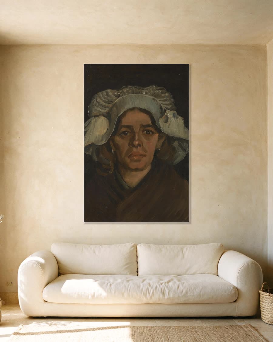Kop van een vrouw in een aluminium frame aan dezelfde muur