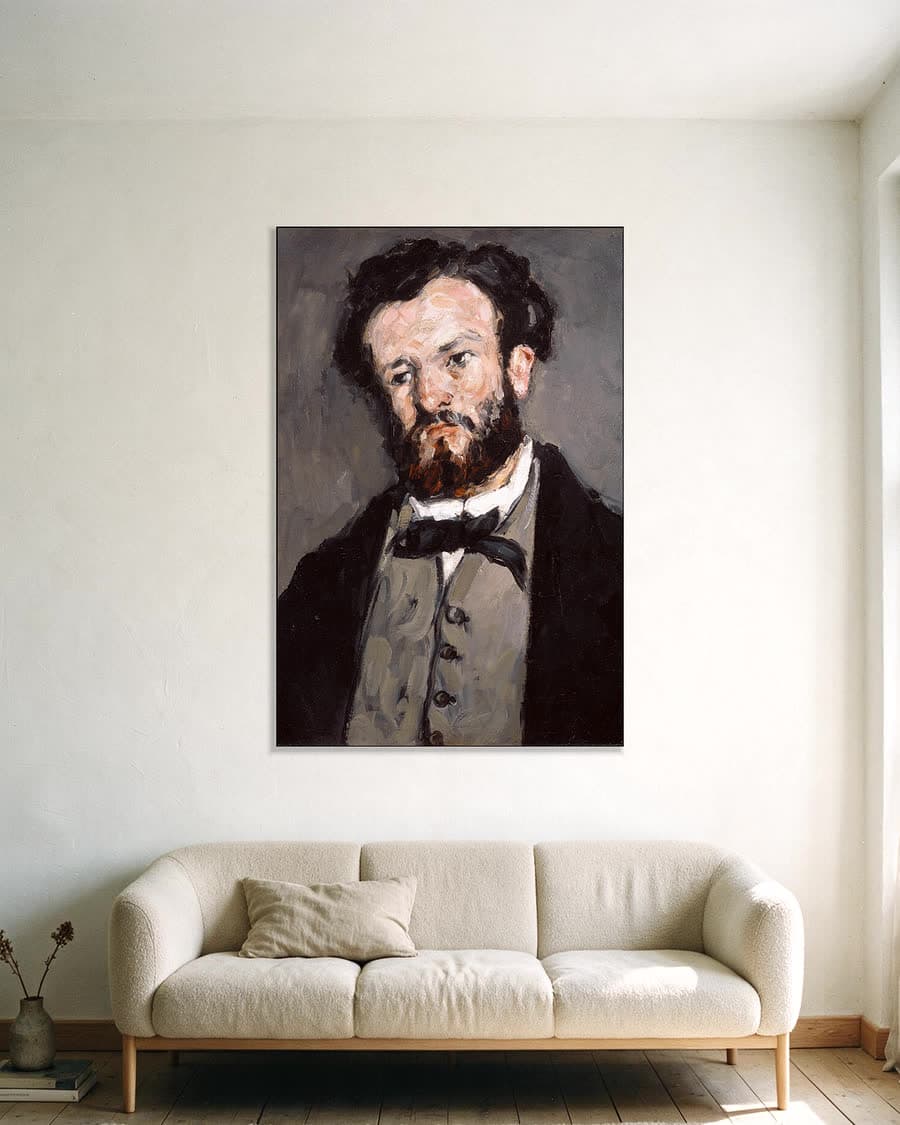 Portret van Antony Valabrègue in een aluminium frame aan dezelfde muur