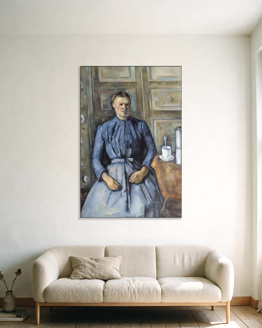 Vrouw met koffiekan in een aluminium frame aan dezelfde muur